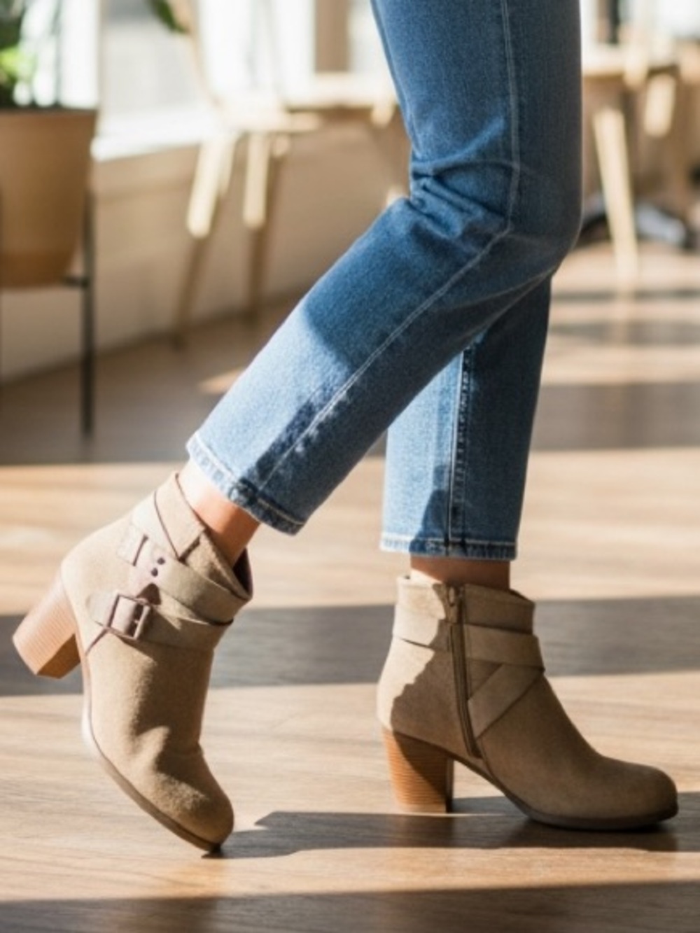 Skechers Brown Suede Buckle Western Lined Ankle Boot Size 7